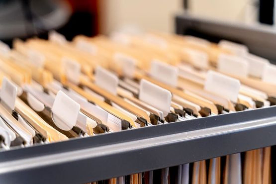 archivador abierto lleno de documentos